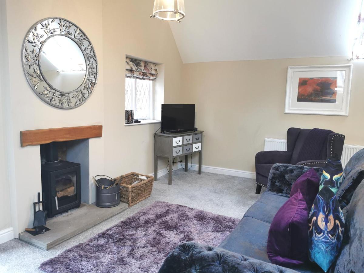 The Coach House Apartment At Cefn Tilla Court, Usk Exterior photo