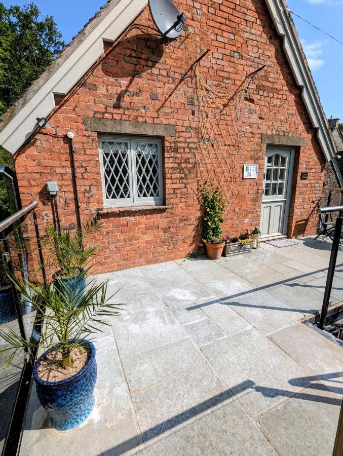 The Coach House Apartment At Cefn Tilla Court, Usk Exterior photo