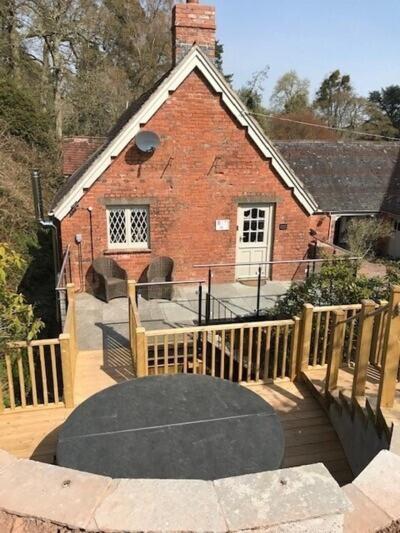 The Coach House Apartment At Cefn Tilla Court, Usk Exterior photo
